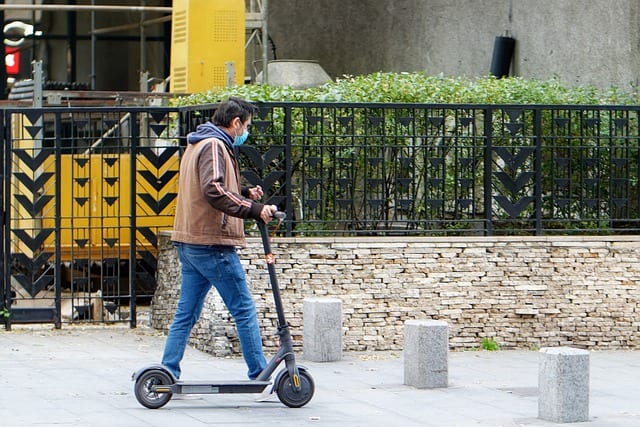 Pousser Trottinette Electrique avec les pieds